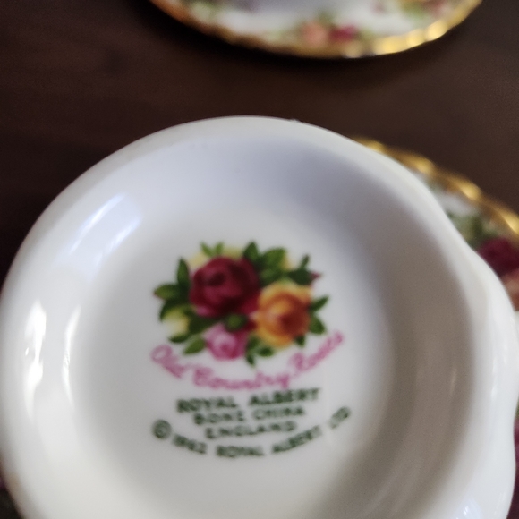 Beautiful Royal Albert Old Country Rose Cup & Saucer W/Bread & Butter Set Of 4 - Picture 6 of 6
